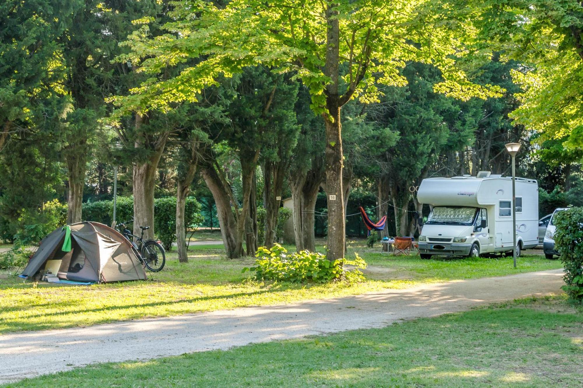 Camping Les Avignon - La Laune Вільнев-лез-Авіньйон Екстер'єр фото